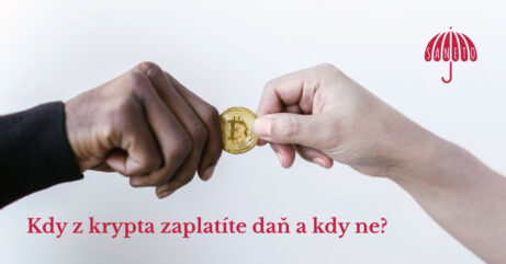 Dvě ruce v přetahování o bitcoin, doplněné textem: „Kdy z krypta zaplatíte daň a kdy ne?“
